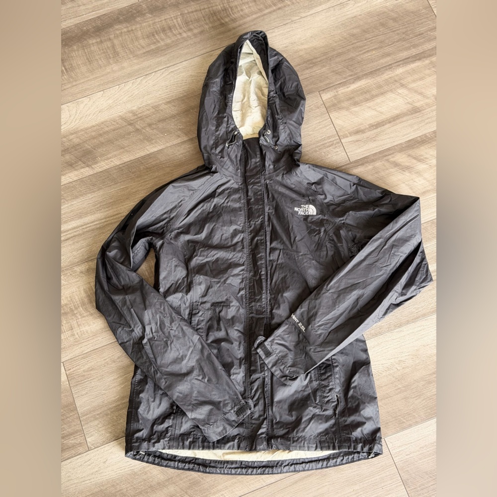 The North Face Women's Venture 2.5L Hooded Lightweight Rain Jacket Black S